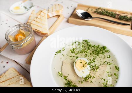 Boulillon caldo con toast e vista dall'alto pate Foto Stock