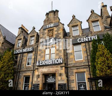 Drumnadrochit, Scozia - Ottobre 7th 2021: L'esterno del Loch Ness Centre and Exhibition nel villaggio di Drumnadrochit in Scozia, Regno Unito. Foto Stock