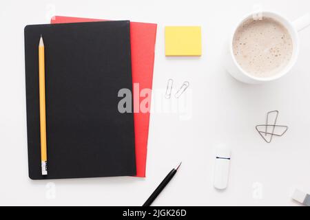 Materiale per impiegati su sfondo bianco, piatto Foto Stock