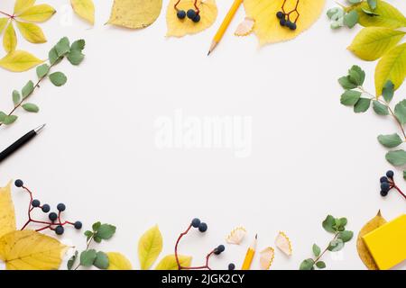 Brillante cornice autunnale su sfondo bianco Foto Stock