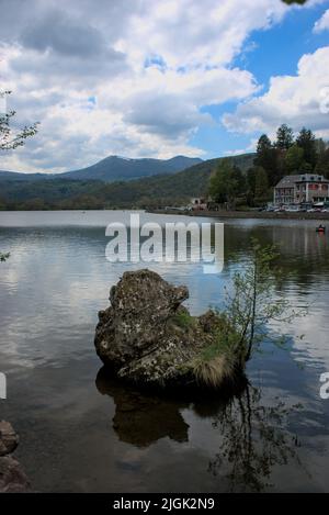 Vista del Lago Chambon e la gamma Sancy, Auvergne, Puy-de-Dome Foto Stock