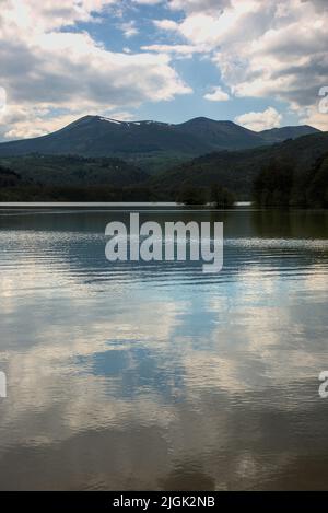 Vista del Lago Chambon e la gamma Sancy, Auvergne, Puy-de-Dome Foto Stock