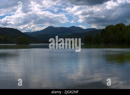 Vista del Lago Chambon e la gamma Sancy, Auvergne, Puy-de-Dome Foto Stock