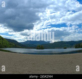 Vista del Lago Chambon e la gamma Sancy, Auvergne, Puy-de-Dome Foto Stock