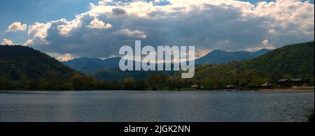 Vista del Lago Chambon e la gamma Sancy, Auvergne, Puy-de-Dome Foto Stock