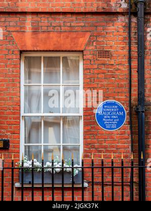 Somerset Maugham Blue Plaque Mayfair London - WILLIAM SOMERSET MAUGHAM 1874-1965 romanziere e drammaturgo visse qui 1911-1919 - 6 Chesterfield Street. Foto Stock