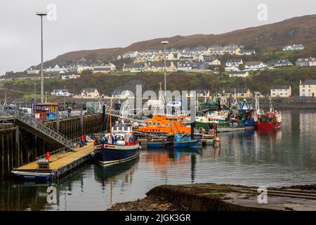 Mallaig, Scozia - Ottobre 9th 2021: Una vista del porto nel villaggio di Mallaig nelle Highlands della Scozia, Regno Unito. Foto Stock