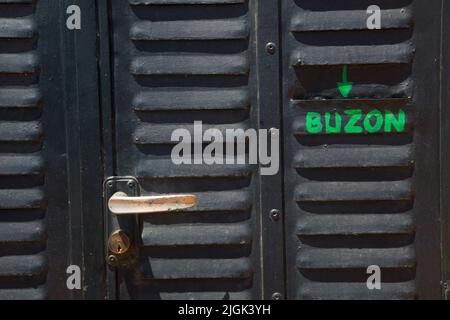 Postbox rustico in un otturatore. Foto Stock