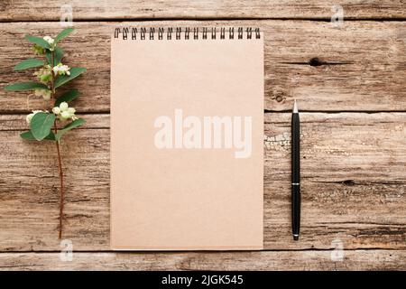 Libro di schizzo vintage con penna e mockup di fiori Foto Stock