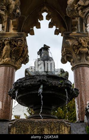 Dunkeld, Scozia - Ottobre 11th 2021: Dettaglio della fontana commemorativa dell'Atholl, o anche conosciuta come la Croce del mercato di Dunkeld, nella splendida città di Dun Foto Stock