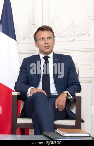 Il Presidente francese Emmanuel Macron durante l'edizione 5th del vertice "Scegli la Francia", alla Reggia di Versailles, a sud-ovest di Parigi, in Francia, il 11 luglio 2022. Foto di Jacques Witt/Pool/ABACAPRESS.COM Foto Stock