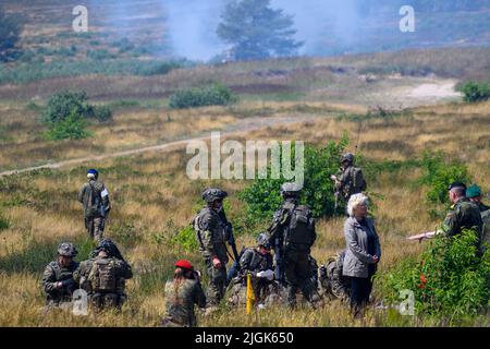 11 luglio 2022, Sassonia-Anhalt, Gardelegen/OT Letzlingen: Il ministro della Difesa tedesco Christine Lambrecht (2VR, SPD) parla al generale maggiore Rupercht von Butlar (r), comandante della Divisione Armored 10th, sui margini di un esercizio presso il Centro di addestramento al combattimento dell'esercito. Il ministro ha visitato la struttura di addestramento vicino a Gardelegen per vedere come i soldati sono preparati per le loro missioni. Attualmente, circa 700 uomini e donne si stanno allenando per il loro dispiegamento nel Mali in Africa occidentale. Foto: Klaus-Dietmar Gabbert/dpa Foto Stock