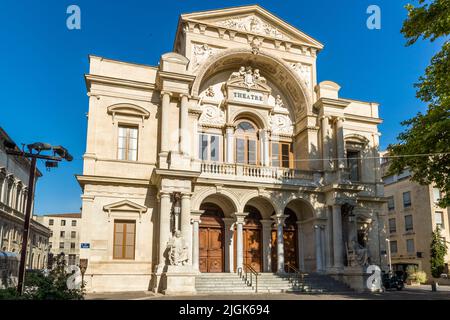 Il teatro di Avignone (Opéra Grand Avignon) in Place de l'Horloge porta la parola „Théâtre“ sopra il suo portale colonnato, Francia. Dopo che un incendio ha distrutto il precedente edificio, gli architetti Léon Feuchère e Théodore Charpentier hanno ricostruito l'attuale struttura nel 1846/47; è un monumento storico classificato dal 1988. Ristrutturato in modo esteso tra il 2017 e il 2020, funge anche da sede per l'annuale Festival teatrale di Avignone. Foto Stock