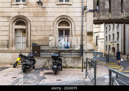 Mural - serie di Marion Pochy e Dominique Durand per il Festival del Teatro di Avignone con riferimento a produzioni famose. Qui Pablo Picasso in rue Corneille, Onitri di Antoine Bourseiller nel 1973. Nel 1986, l'artista Marion Pochy e l'artista Dominique Durand iniziarono a creare finestre in muratura, che si trovano in molti edifici del centro storico di Avignone, in Francia Foto Stock