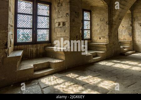 Panchine con finestra nel palazzo papale di Avignone, Francia Foto Stock