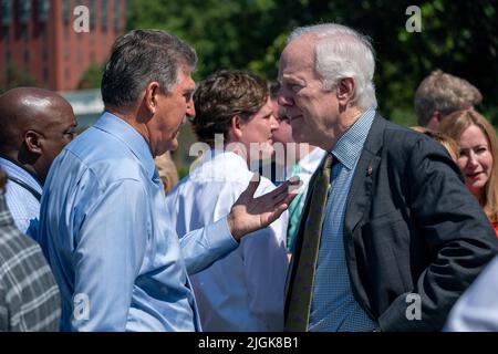 Washington, Stati Uniti. 11th luglio 2022. Il senatore democratico del West Virginia Joe Manchin (L) parla con il senatore repubblicano del Texas John Cornyn (R) prima di un evento che celebra il passaggio del Bipartisan Safer Communities Act sul South Lawn della Casa Bianca a Washington, DC, USA 11 luglio 2022. Credit: Sipa USA/Alamy Live News Foto Stock