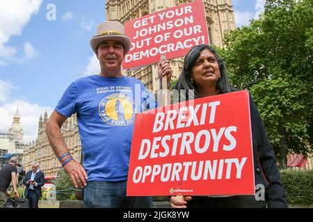 Londra, Regno Unito. 07th luglio 2022. Rupa Huq, deputato del partito laburista per Central Ealing e protessore Steve Bray, ha appluso cartelli in risposta alla dichiarazione di dimissione del primo ministro britannico Boris Johnson. Credit: SOPA Images Limited/Alamy Live News Foto Stock