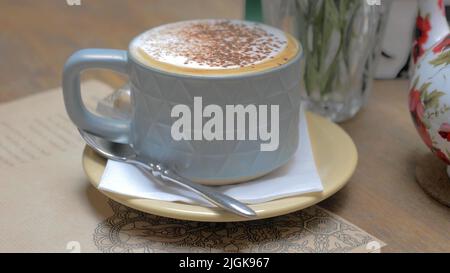 Un primo piano su una tazza di caffè cremoso Foto Stock