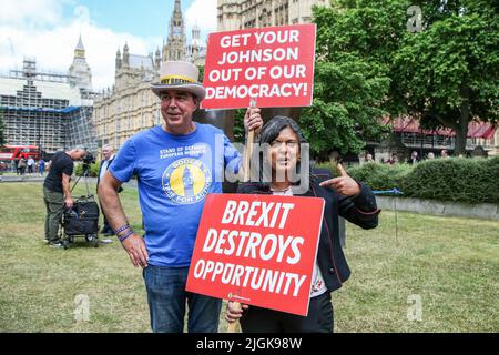 Londra, Regno Unito. 07th luglio 2022. Rupa Huq, deputato del partito laburista per Central Ealing e protessore Steve Bray, ha appluso cartelli in risposta alla dichiarazione di dimissione del primo ministro britannico Boris Johnson. (Foto di Steve Taylor/SOPA Images/Sipa USA) Credit: Sipa USA/Alamy Live News Foto Stock