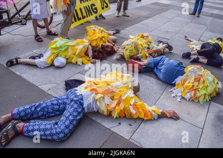 Londra, Inghilterra, Regno Unito. 11th luglio 2022. Gli attivisti della ribellione dell'estinzione vestiti da canari hanno organizzato un 'die-in' presso la Piazza del Parlamento per protestare contro le nuove miniere di carbone nel Regno Unito. (Credit Image: © Vuk Valcic/ZUMA Press Wire) Foto Stock