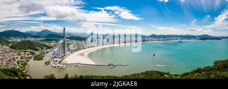 Vista panoramica della costa nella città di Balneario Camboriu, Brasile Foto Stock