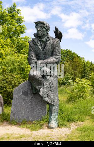 Statua dello scrittore estone Juhan Smuul nel suo luogo di nascita di Koguva, isola di Muhu, Estonia Europa Foto Stock