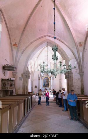 Estonia turisti; persone all'interno del 13th secolo medievale Karja Chiesa, una chiesa luterana sull'isola di Saaremaa, Estonia Europa Foto Stock