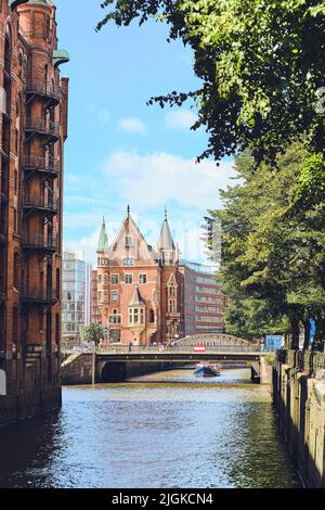 Edificio storico nella Speicherstadt di Amburgo, Germania. Foto di alta qualità Foto Stock