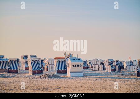 Sedie da spiaggia tedesche in serata. Foto di alta qualità Foto Stock