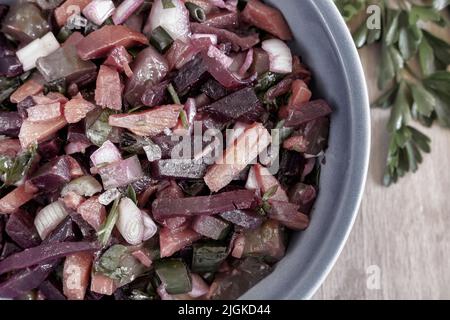 Vinaigrette con barbabietole e verdure bollite, insalata tradizionale russa fatta in casa. Cibo sano con verdure per la nutrizione dietetica vegetariana. Vi Foto Stock