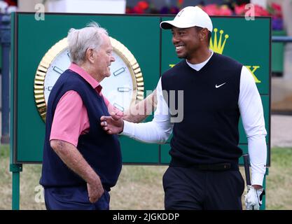 St Andrews, Fife, Scozia, Regno Unito. St Andrews, Fife, Scozia, Regno Unito. 11th luglio 2022, Old Course a St Andrews, St Andrews, Fife, Scozia; l'Open Golf Championship attività pre-torneo; Jack Nicklaus parla con Tiger Woods sulla prima tee durante la Celebration of Champions Event Credit: Action Plus Sports Images/Alamy Live News Credit: Action Plus Sports Images/Alamy Live News Foto Stock