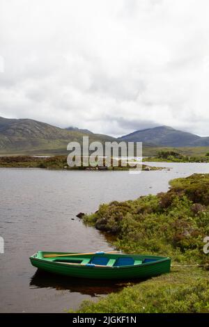 Barca a remi a Loch Druidibeag, South Uist, Ebridi esterne Foto Stock