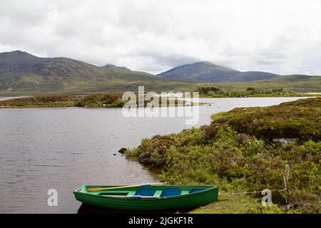 Barca a remi a Loch Druidibeag, South Uist, Ebridi esterne Foto Stock