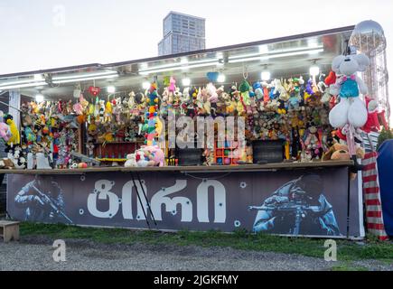 Un negozio di giocattoli. Giocattoli morbidi sugli scaffali. Vendita per bambini. Bellissimo negozio Foto Stock