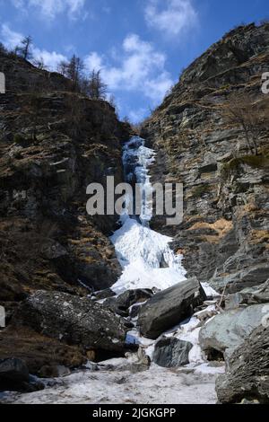 Il piccolo ruscello in inverno si congela e forma una cascata di ghiaccio Foto Stock
