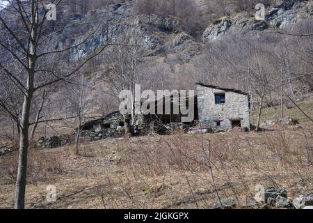 Bobbio Pellice-Marzo 2022-Italia vecchie capanne in pietra costruite sulla montagna Foto Stock