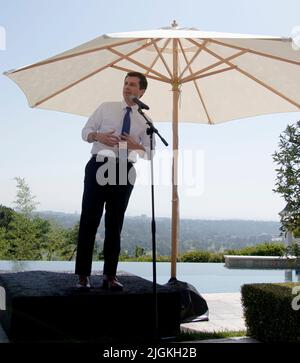 Il candidato democratico alla presidenza e l'attuale Segretario dei Trasporti degli Stati Uniti Pete Buttigieg parla a un evento in California. Foto Stock