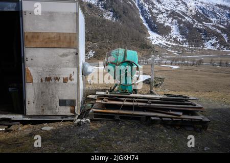 Generatore e betoniera in cantiere alpino Foto Stock