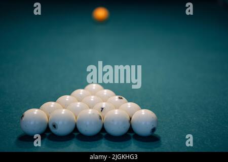 Vista ad angolo alto della Ball Billiard sul tavolo. Foto Stock