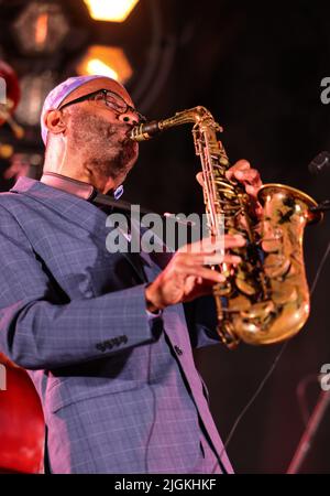 Cracow, Polonia - 08 luglio 2022: Kenny Garrett Quintet suona dal vivo sul palco del Kijow Center al Summer Jazz Festival di Cracovia, Polonia Foto Stock