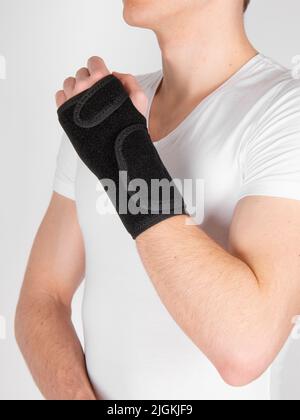 Ortosi del braccio. Concetto di polso rotto. Gettare il braccio e il polso rotti per immobilizzarli dopo lesioni al braccio e alla mano. Uomo che utilizza la stecca Thumb. Infiammazione del Foto Stock