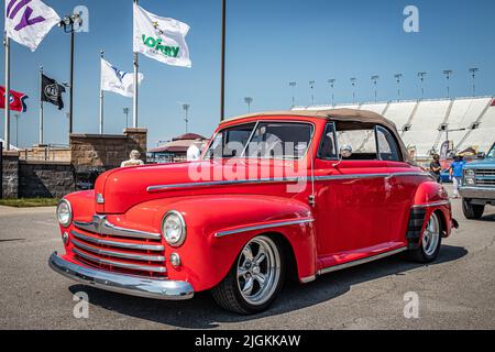 Lebanon, TN - 14 maggio 2022: Vista in prospettiva bassa dell'angolo anteriore di un Ford Super Deluxe Club 1947 convertibile ad un'esposizione locale dell'automobile. Foto Stock