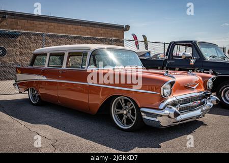 Lebanon, TN - 14 maggio 2022: Vista d'angolo anteriore di un vagone 1957 Chevrolet 210 Station in un'esposizione locale dell'automobile. Foto Stock