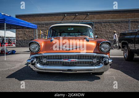 Lebanon, TN - 14 maggio 2022: Vista frontale di un vagone 1957 Chevrolet 210 Station in un'esposizione di auto locale. Foto Stock