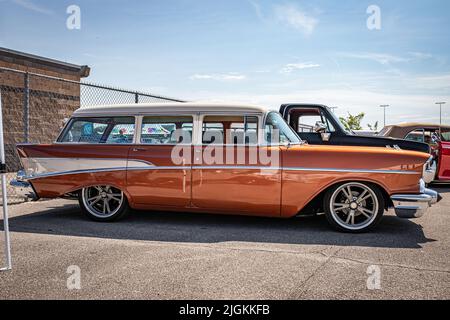 Lebanon, TN - 14 maggio 2022: Vista laterale di un vagone 1957 Chevrolet 210 Station in una mostra locale. Foto Stock