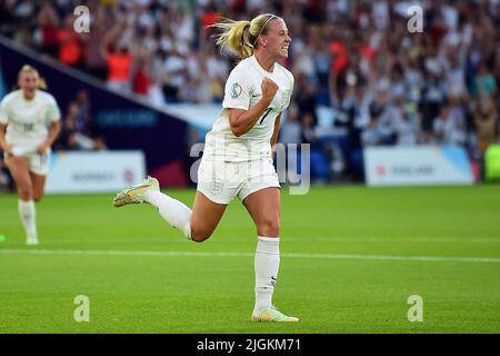 Brighton, Regno Unito. 11th luglio 2022. Beth Mead of England Women festeggia dopo aver ottenuto il punteggio per il suo obiettivo di team 5th. UEFA Women's Euro England 2022, Group A Match, England Women / Norway Women al Falmer Stadium di Brighton & Hove in Sussex di lunedì 11th luglio 2022. Questa immagine può essere utilizzata solo per scopi editoriali. Solo per uso editoriale, licenza richiesta per uso commerciale. Nessun uso in scommesse, giochi o un singolo club/campionato/player pubblicazioni. pic di Steffan Bowen/Andrew Orchard sport fotografia/Alamy Live news credito: Andrew Orchard sport fotografia/Alamy Live News Foto Stock