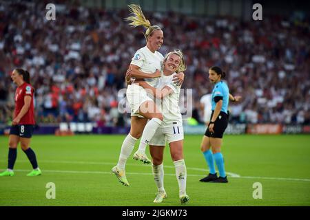 Brighton, Regno Unito. 11th luglio 2022. Beth Mead of England Women (l) festeggia con il compagno di squadra Lauren Hemp of England (r) dopo aver segnato il suo obiettivo di squadra 5th. UEFA Women's Euro England 2022, Group A Match, England Women / Norway Women al Falmer Stadium di Brighton & Hove in Sussex di lunedì 11th luglio 2022. Questa immagine può essere utilizzata solo per scopi editoriali. Solo per uso editoriale, licenza richiesta per uso commerciale. Nessun uso in scommesse, giochi o un singolo club/campionato/giocatore pubblicazioni. pic di Steffan Bowen/Andrew Orchard sport fotografia/Alamy Live news credito: Andrew Orchard sport fotografia/Alamy L Foto Stock