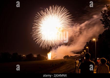 Zagabria, Croazia-19th giugno 2022: Festa dei fuochi d'artificio al lago Bundek, sulla riva del fiume Sava di notte, raccogliendo una grande folla di persone che guardano co Foto Stock