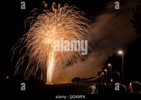 Zagabria, Croazia-19th giugno 2022: Festa dei fuochi d'artificio al lago Bundek, sulla riva del fiume Sava di notte, raccogliendo una grande folla di persone che guardano co Foto Stock