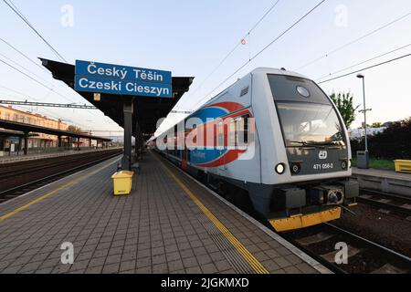 Cesky Tesin, Repubblica Ceca, Czechia - 3 luglio 2022: Locomotiva e treno è sulla piattaforma. Luce da sera e obiettivo grandangolare con distorsione e così via Foto Stock